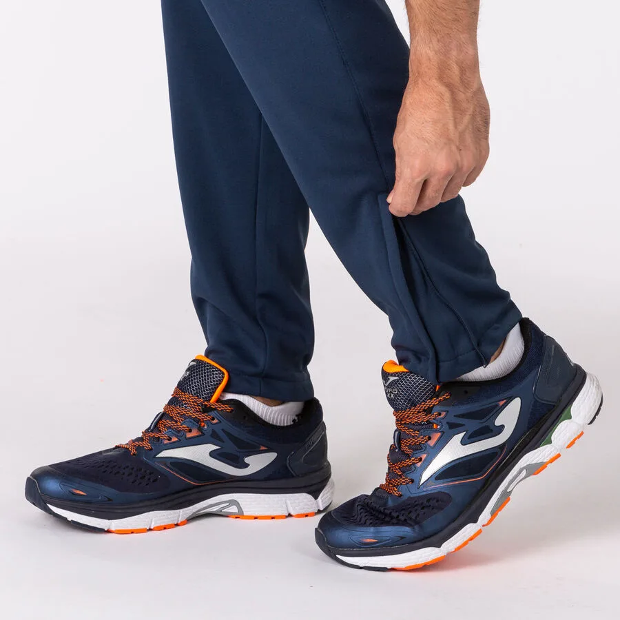 Trainingshose Nilo — Marineblau in Marineblau, Am Modell